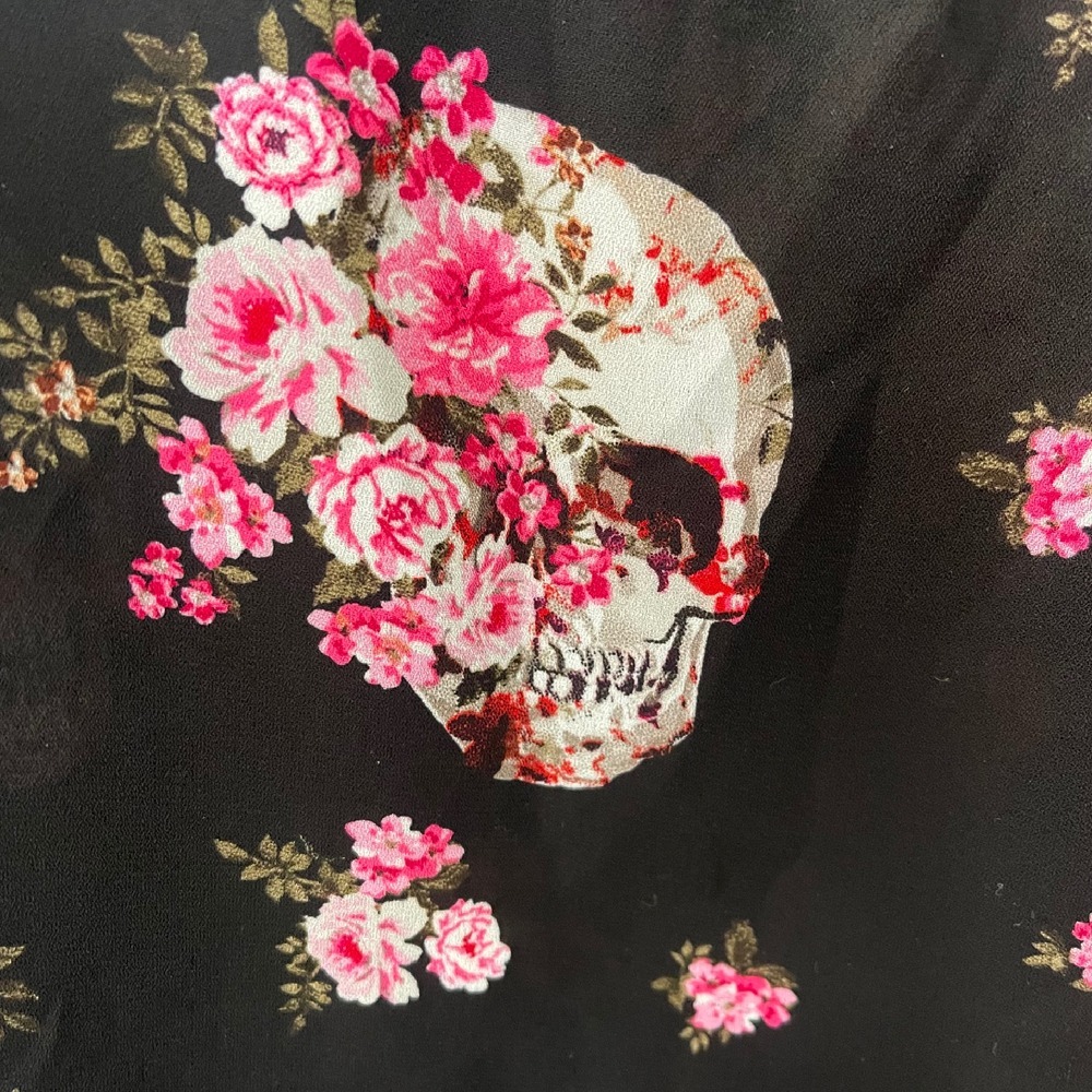 Torrid Black Pink Skulls Floral Chiffon 3/4 Raglan Sleeve Top Size 2 ( 2x ) - Picture 2 of 3